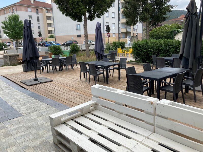 Terrasse extérieure du restaurant Sayred avec parasols
